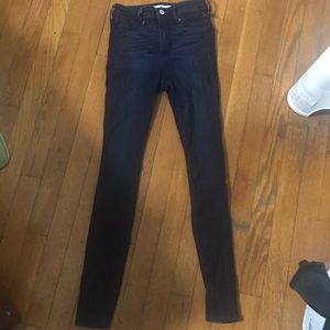 Size: 0, dark wash, skinny jeans, w/slight stretch